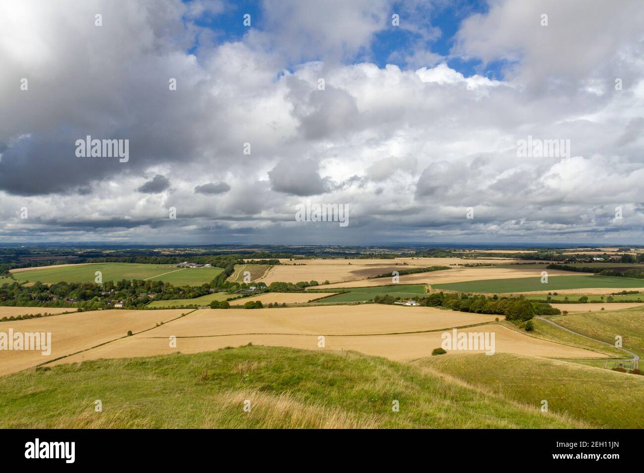 Vue imprenable sur la campagne en regardant vers un orage depuis Cherhill Downs, près de Cherhill dans le Wiltshire, Angleterre. Banque D'Images