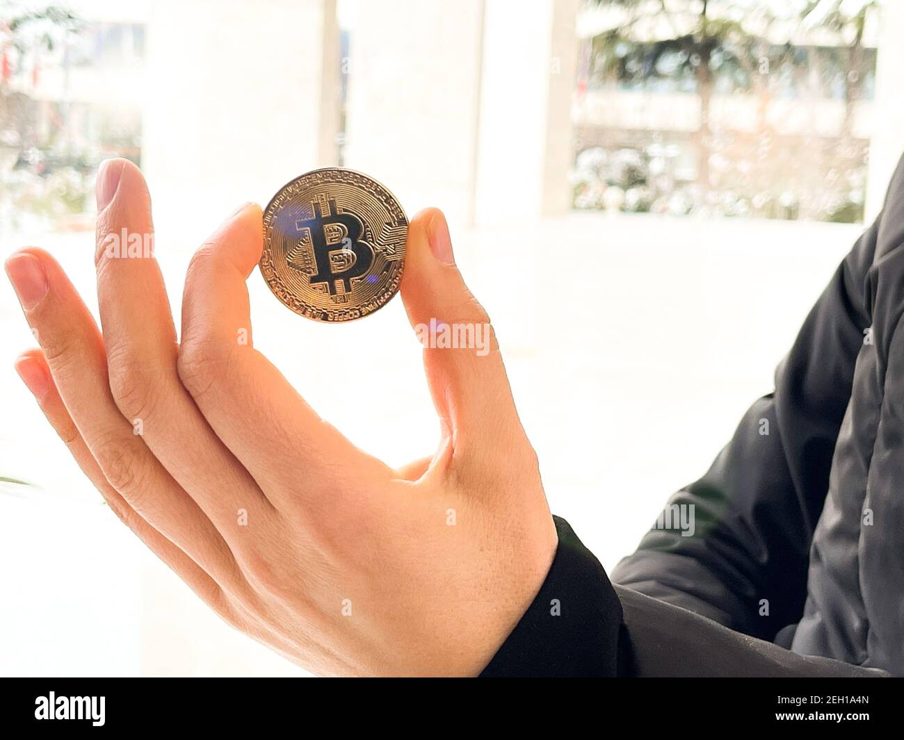 Femme tenant dans sa main symbole de la monnaie crypto . Banque D'Images