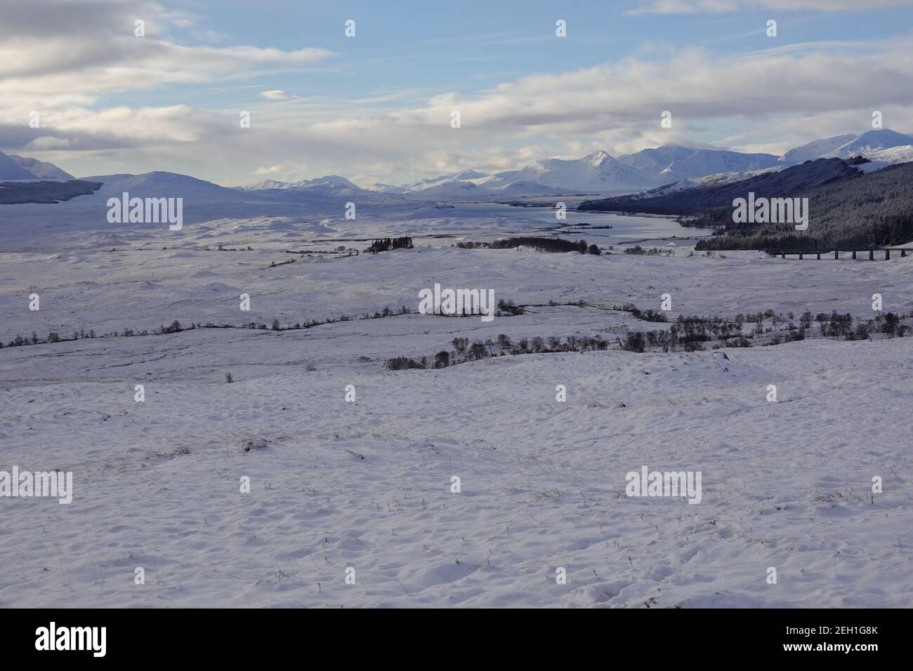 L'hiver écossais dans les Highlands, avec vue sur la gare de Rannoch jusqu'au Loch Laidon et Glen COE Banque D'Images