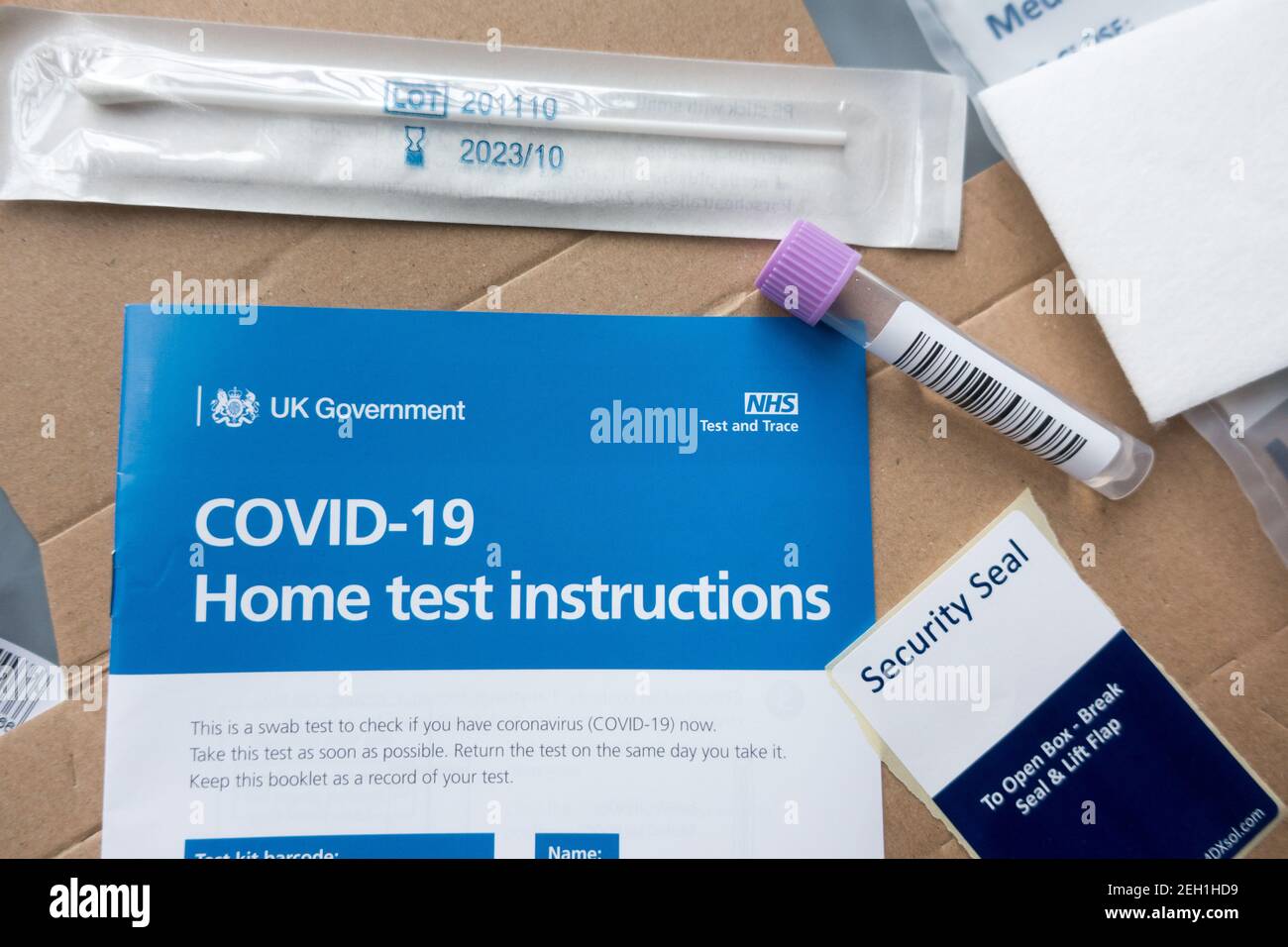 Accueil Kit de test Covid pour les passagers à l'arrivée internationale au Royaume-Uni . Le service coûte 210 GBP pour deux kits Banque D'Images