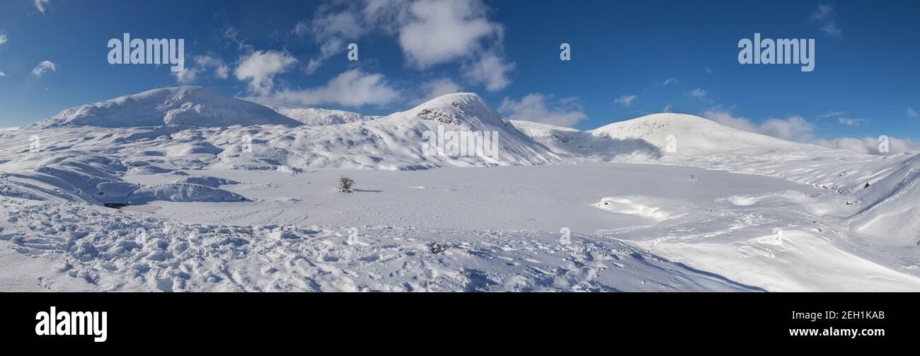 Loch Skeen gelé et neige profonde avec les collines White Coomb à droite, le centre de Mid Craig et Lochcraig Head à droite, la réserve naturelle de Grey Mare's Tail Banque D'Images