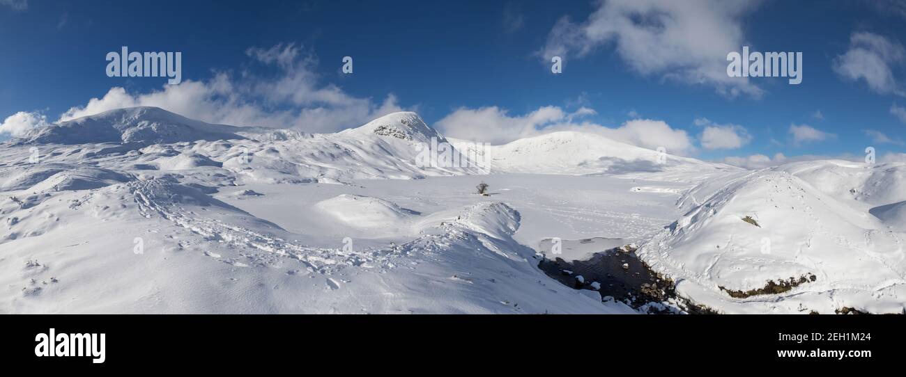 Loch Skeen gelé et neige profonde avec les collines White Coomb à droite, le centre de Mid Craig et Lochcraig Head à droite, la réserve naturelle de Grey Mare's Tail Banque D'Images