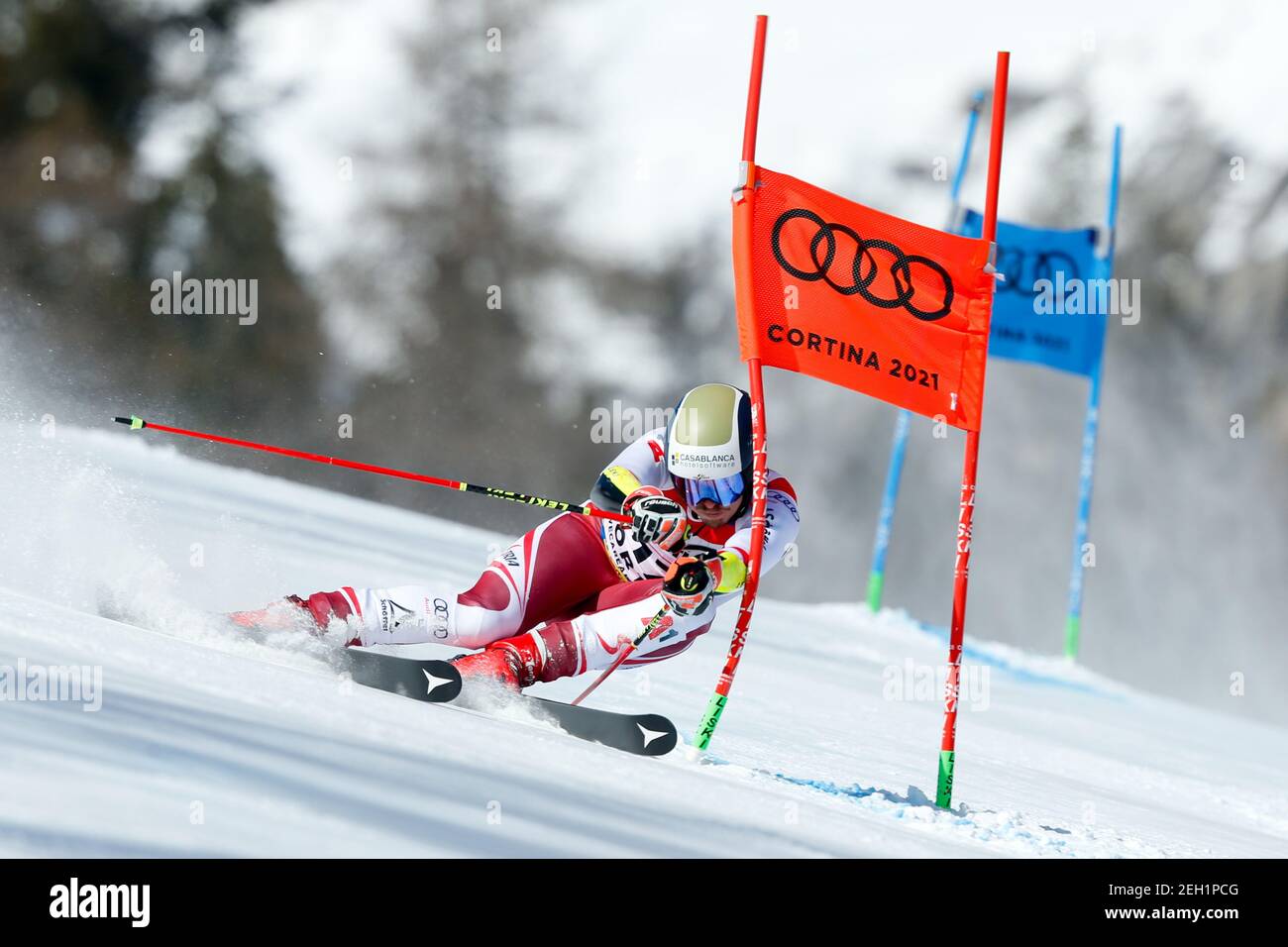 Manuel Feller (AUT) est sorti de la course après avoir quitté la piste dans la première course pendant 2021 FIS Alpine World SKI Championships - Giant Slalom - Men, ski alpin course à Cortina (BL), Italie, février 19 2021 Banque D'Images