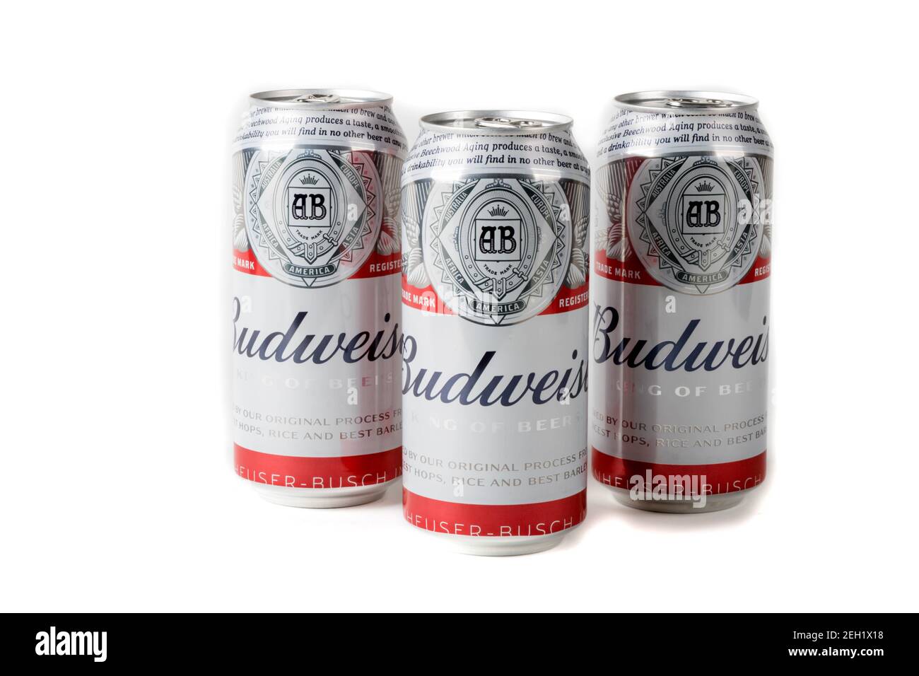 Sandhurst, Royaume-Uni; 13 février 2021:- trois boîtes de Budweiser isolées sur fond blanc Banque D'Images