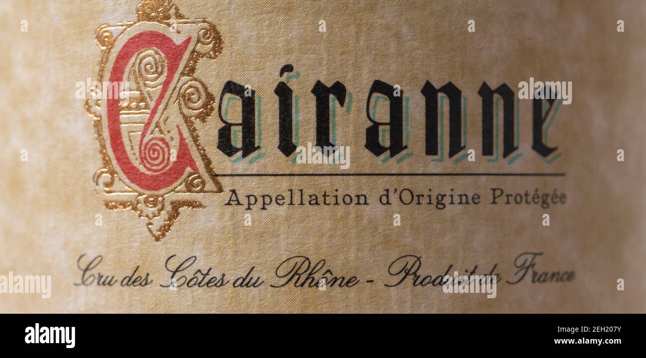 Cairanne 2019 French Southern Rhône Valley bouteille de vin label closeup. Cairanne a reçu le statut cru en 2016. Banque D'Images