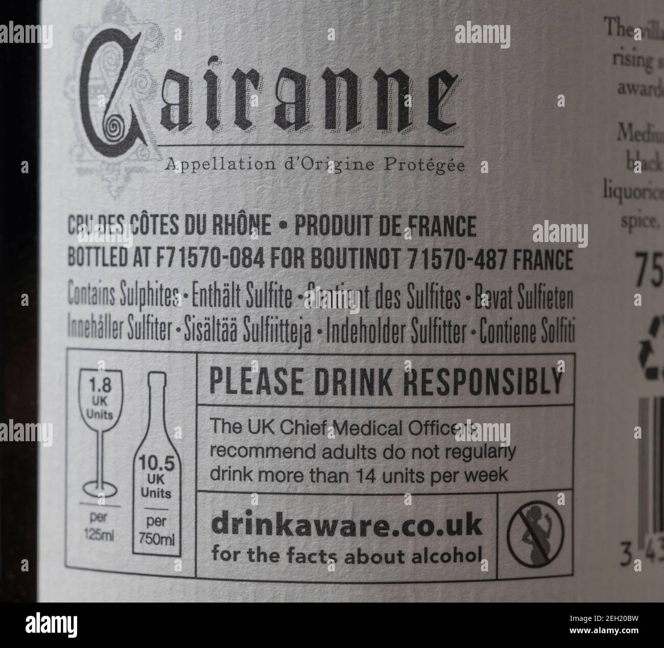 Cairanne 2019 French Southern Rhône Valley bouteille de vin étiquette arrière gros plan Banque D'Images
