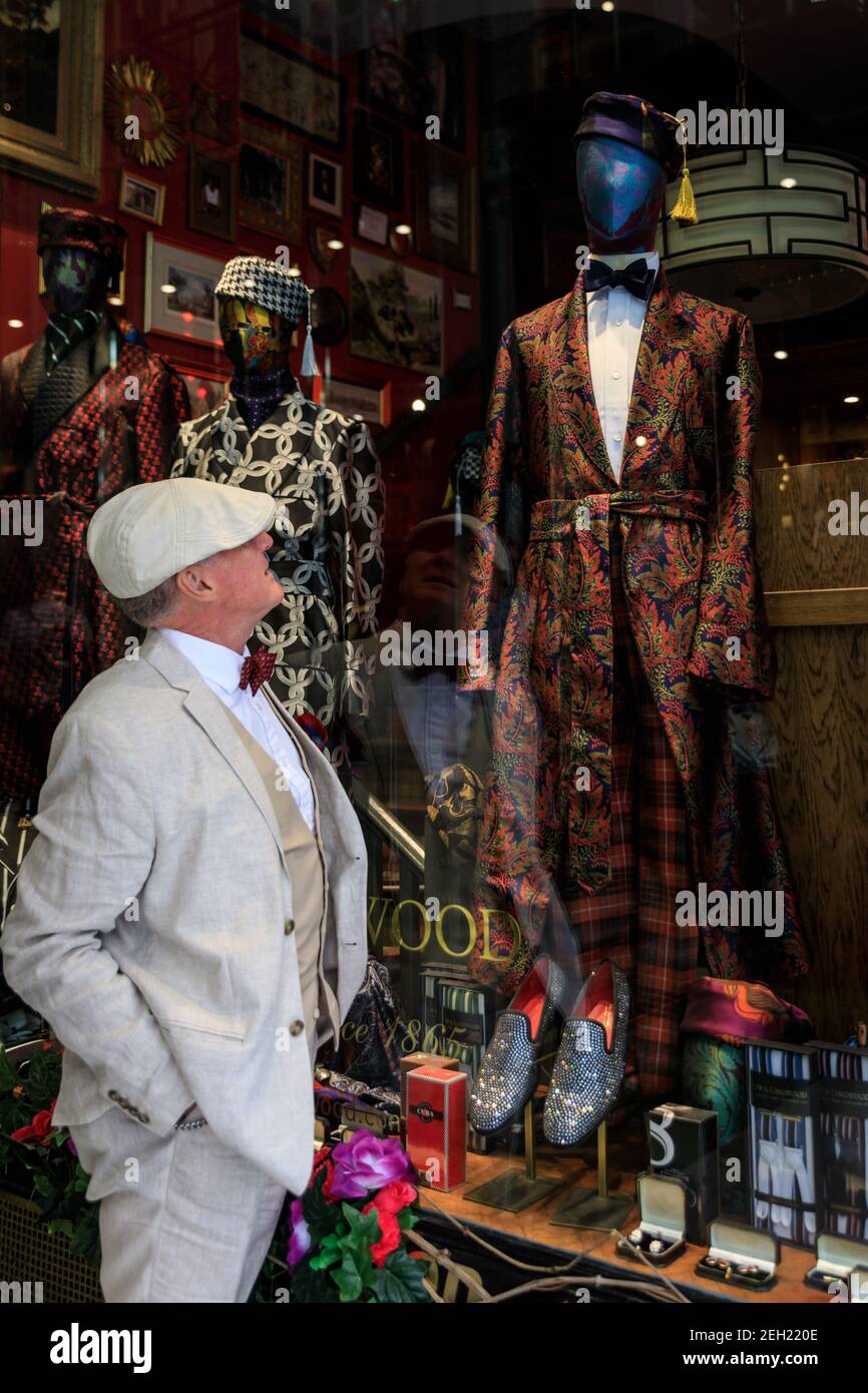 Le dapper British Chaps se penche sur le pourvoyeur de gentlemen à ' Grand Fleurs' CHAP Walk, Mayfair, Londres, Royaume-Uni Banque D'Images