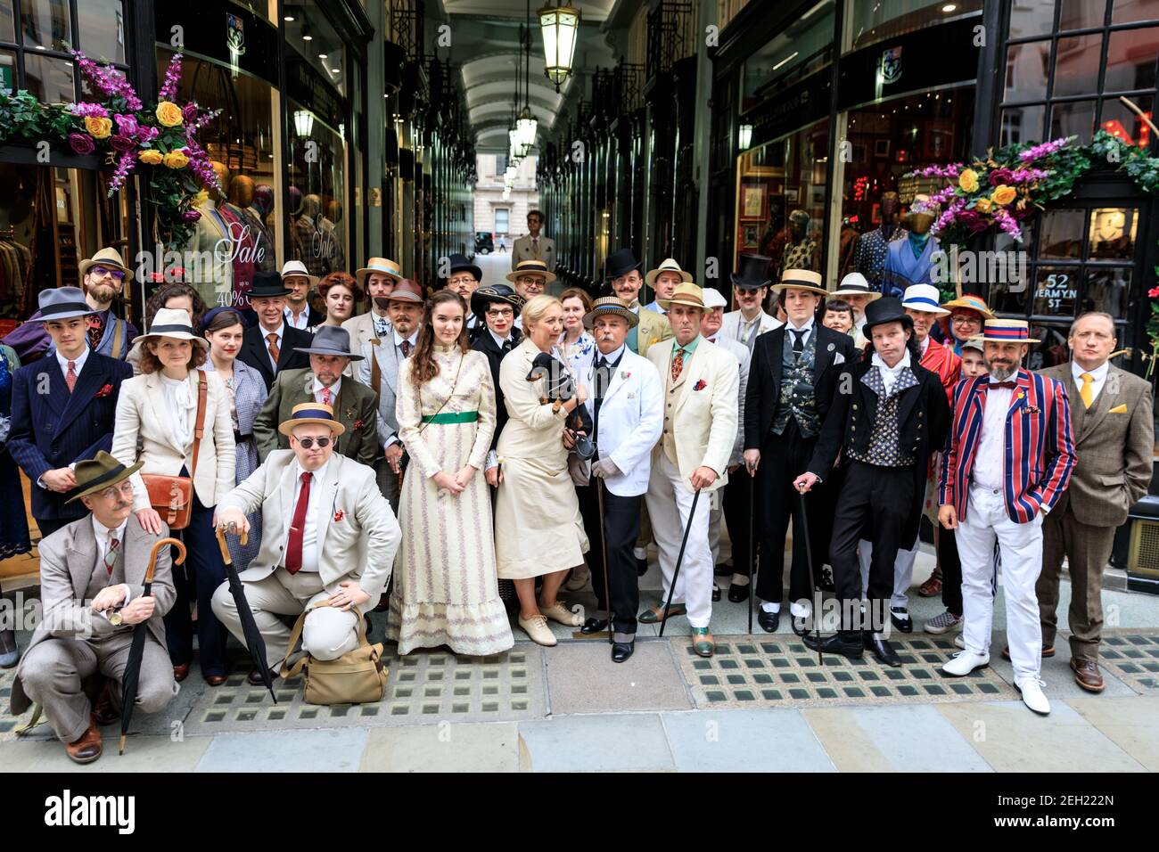 Dapper British Chaps and Chapettes at ' The Grand Flaneur' CHAP Walk, Mayfair, Londres, Royaume-Uni Banque D'Images