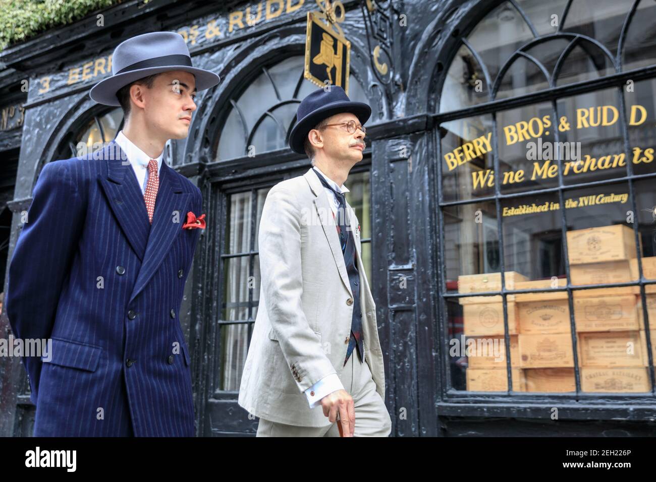 Dapper British Chaps and Chapettes at ' The Grand Flaneur' CHAP Walk, Mayfair, Londres, Royaume-Uni Banque D'Images