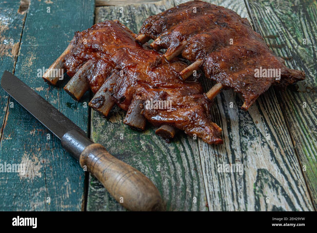 côtes de porc avec sauce à la marinade au whisky bourbon préparées sur le gril Banque D'Images