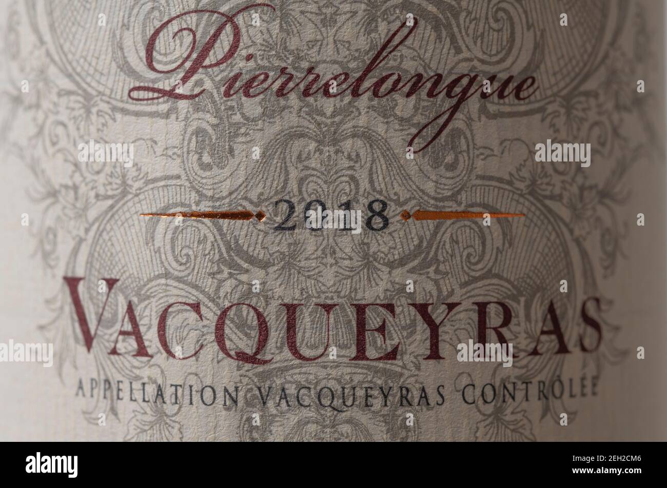 Maison Bouachon Pierrelongue Vacqueyras 2018 French Southern Rhone Valley étiquette de bouteille de vin en gros plan. Banque D'Images