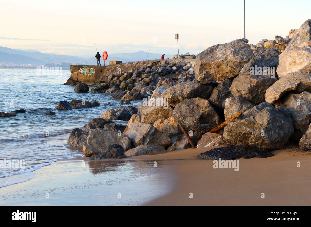 Les gens pêchant avec la canne et la ligne de la baie côté mer mur tôt le matin à Santander Cantabria Espagne Banque D'Images