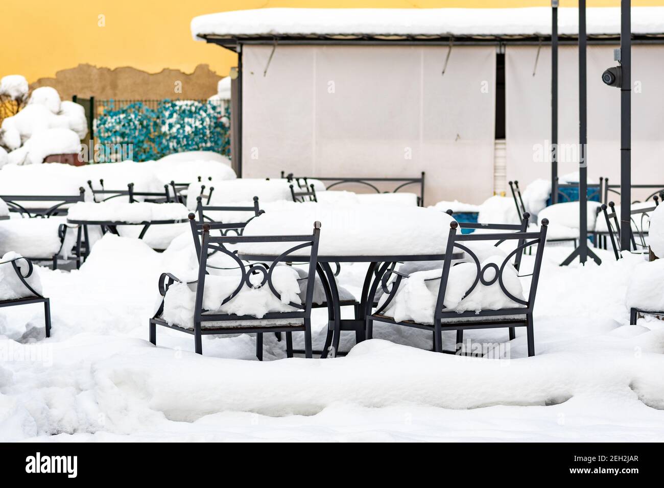 Vider les tables et les chaises couvertes de neige. Covid ou coronavirus affecte l'industrie alimentaire mondiale, les restaurants et le bar en faillite en raison de la crise Banque D'Images