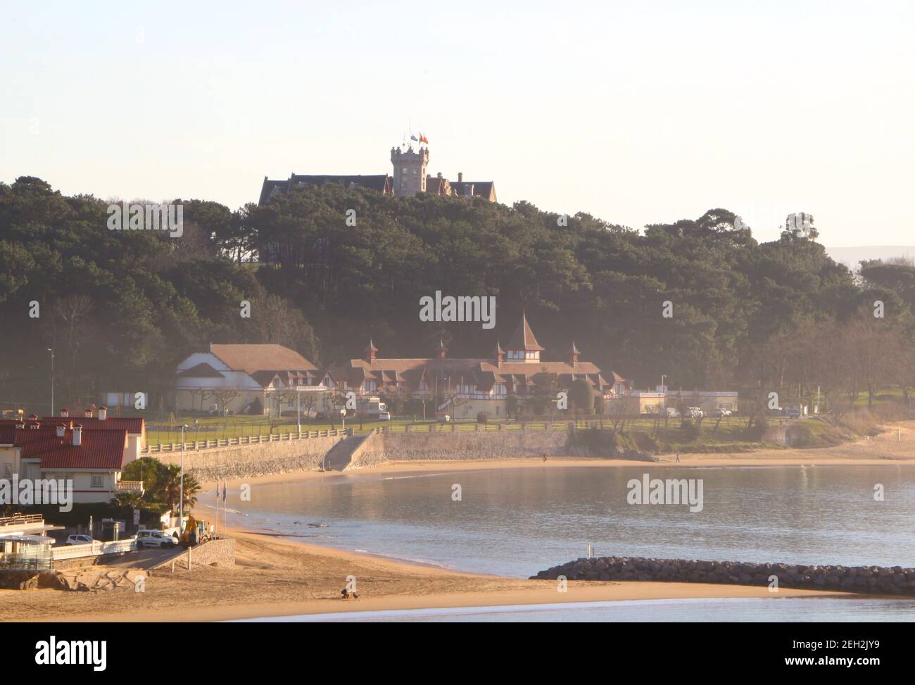 Palais de Magdalena avec les bâtiments de l'Université internationale en face de la plage Santander Cantabria Espagne hiver calme ensoleillé matin Banque D'Images