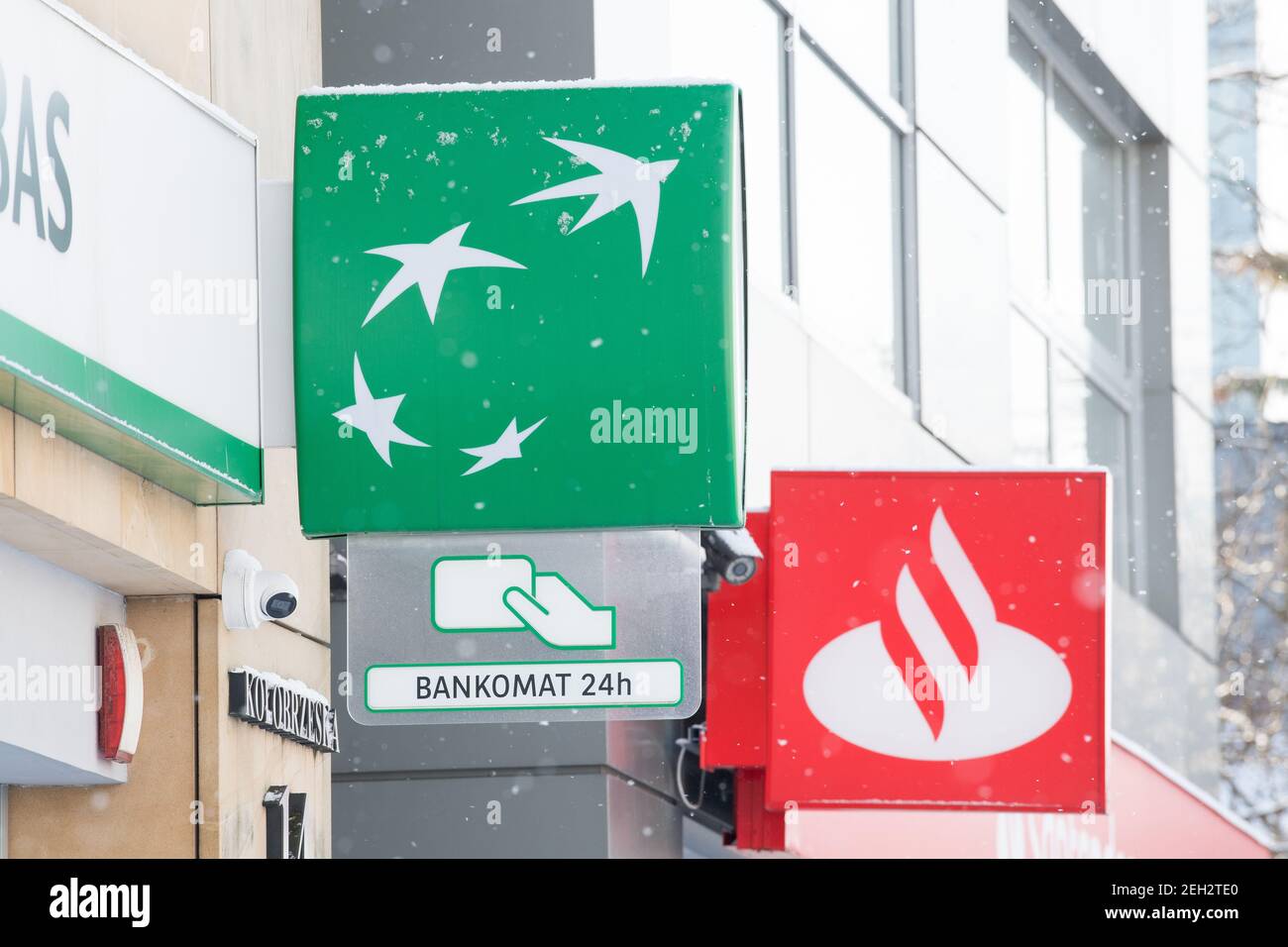 Banco Santander et la banque BNP Paribas à Gdansk, Pologne. 6 février 2021 © Wojciech Strozyk / Alamy stock photo *** Légende locale *** Banque D'Images