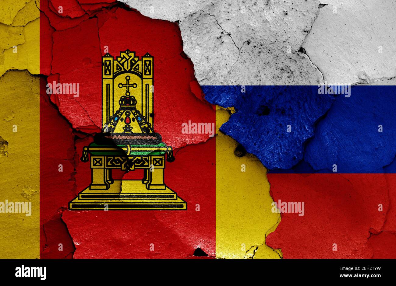 Drapeaux de l'oblast de Tver et de la Russie peints sur un mur fissuré Banque D'Images