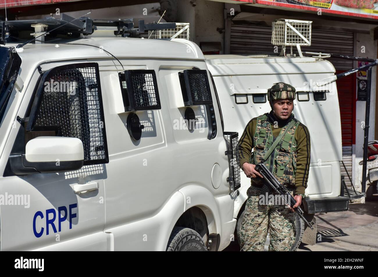 Un soldat paramilitaire prend position près du site d'une attaque à Srinagar.deux policiers ont été tués lors d'une attaque militante à Srinagar et trois militants et un policier ont été tués lors de deux autres rencontres dans la vallée du Cachemire. Banque D'Images