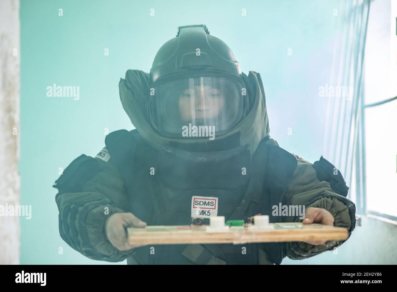 Nanning, Chine. 18 février 2021. Une formation professionnelle sur l'élimination des explosifs a lieu à Nanning, Guangxi, en Chine, le 18 février 2021. (Photo par Top photo/Sipa USA) crédit: SIPA USA/Alay Live News Banque D'Images