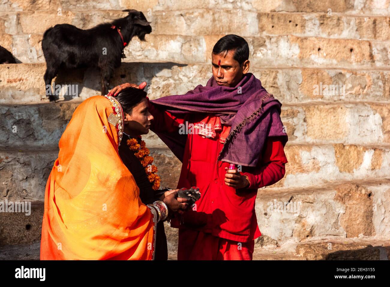 Guwahati, Assam, Inde - janvier 2018 : pèlerins hindous bénis par un prêtre dans l'ancien temple de Kamakhya dans la ville de Guwahati. Banque D'Images