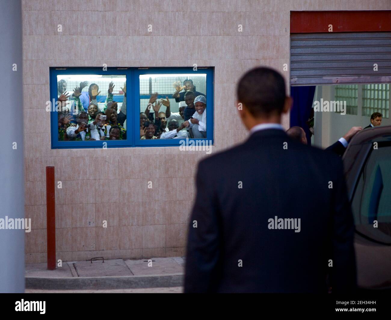 11 juillet 2009 « le président se promenait dans sa limousine au Ghana et un groupe de travailleurs de l’hôtel agissaient frénétiquement, essayant d’attirer son attention Banque D'Images