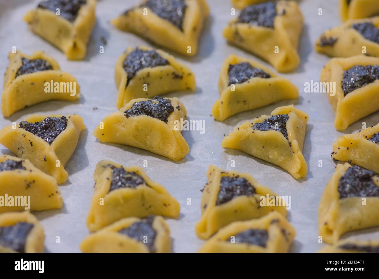 Précuit 'Haman poches' également connu sous le nom de Hamantashen, un Ashkenazi juif triangulaire de poche remplie, habituellement associés à la fête juive o Banque D'Images