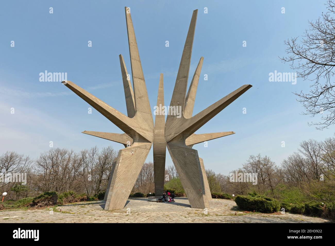 Sopot, Serbie 13 avril 2020 les enfants jouent sous la structure en