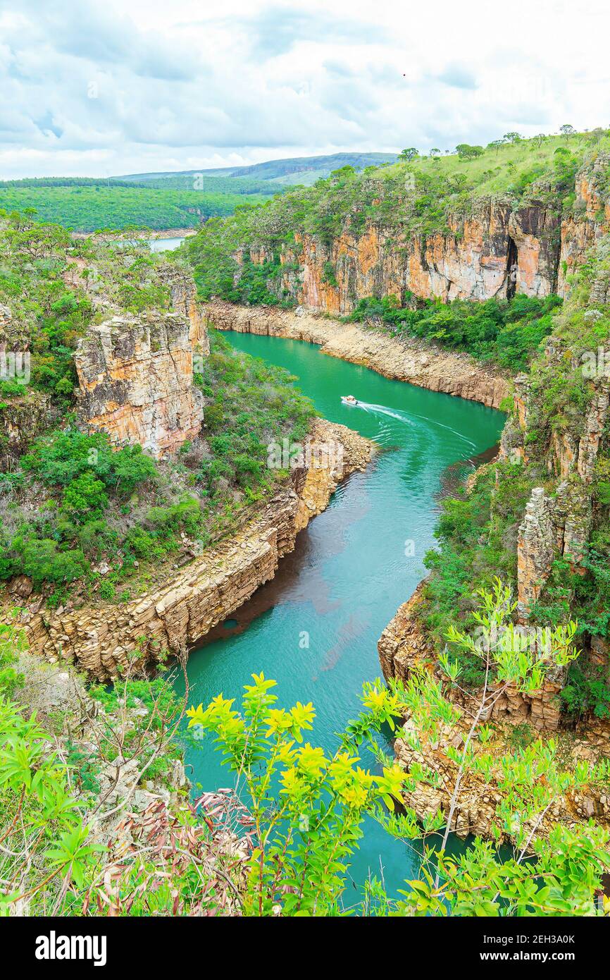 Bateau touristique naviguant entre les Canyons de Furnas, Capitólio MG Brésil. Beau paysage de l'éco-tourisme de l'état de Minas Gerais. Murs de sédiments Banque D'Images