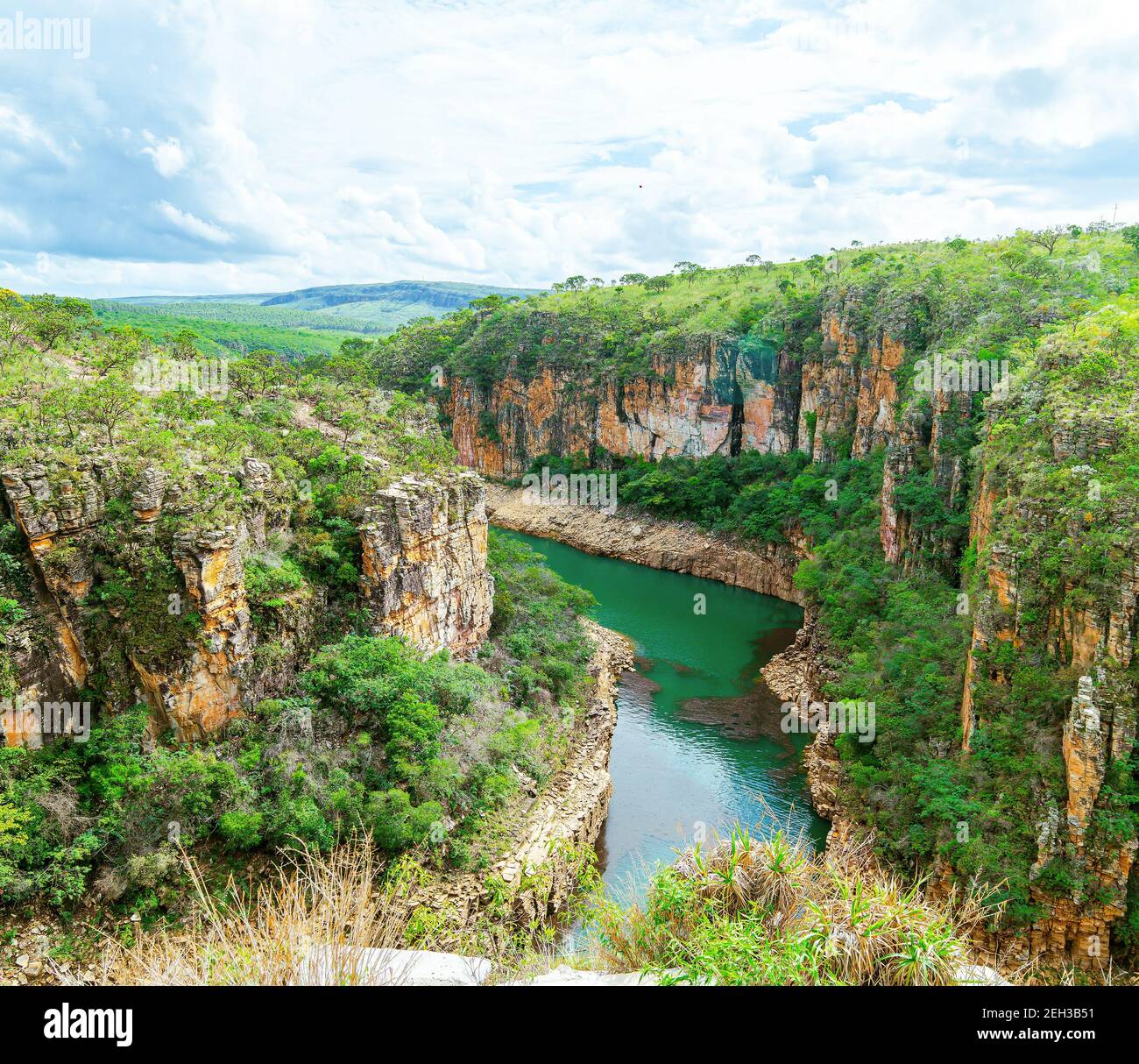Canyons de Furnas, carte postale de la ville de Capitólio MG Brésil. Magnifique paysage panoramique de l'éco-tourisme de l'état de Minas Gerais. Belle eau verte o Banque D'Images