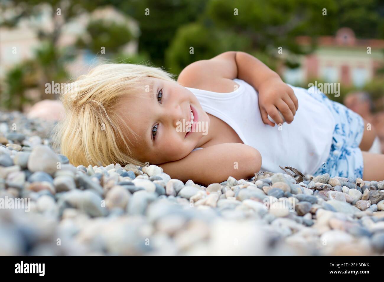 Little boy lying beach in Banque de photographies et d'images à haute  résolution - Alamy