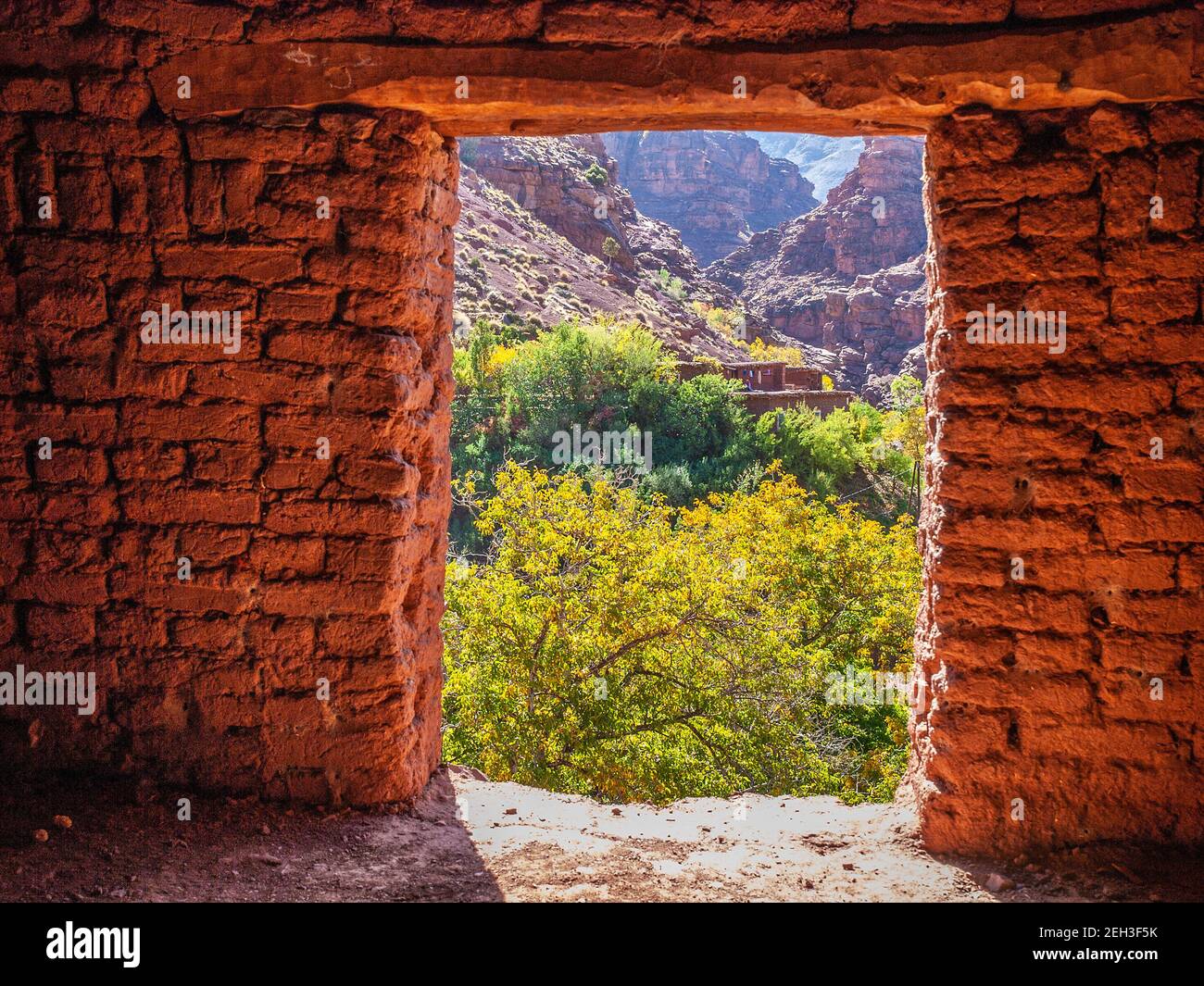 Granary à Megdaz, un village berbère traditionnel dans la région de m'Goun des montagnes de l'Atlas du Maroc Banque D'Images