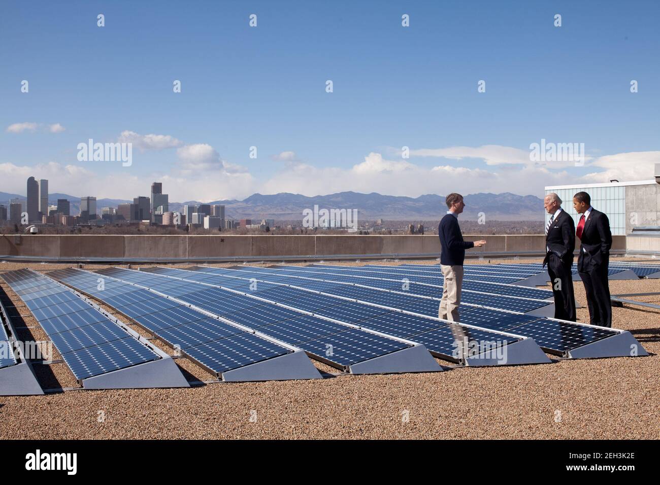 Le président Barack Obama et le vice-président Joe Biden s'entretient avec le PDG de Namaste Solar Electric, Inc., Blake Jones, tout en regardant les panneaux solaires au Denver Museum of nature and Science à Denver, au Col., le 17 février 2009. Banque D'Images