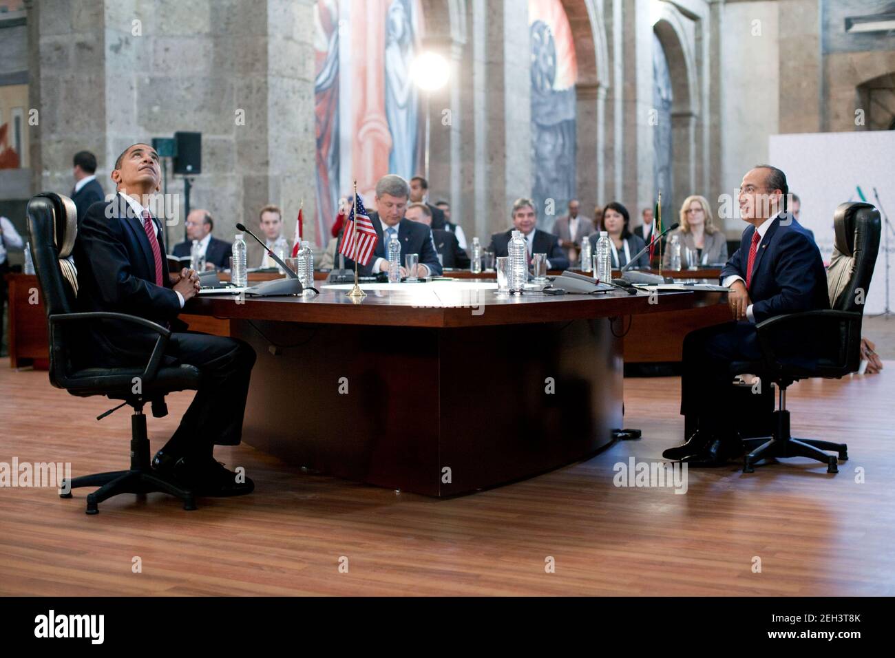 Le président Barack Obama examine le plafond du Centre culturel Cabanas lors de la réunion trilatérale avec le premier ministre du Canada Stephen Harper et le président mexicain Felipe Calderon au Sommet des dirigeants nord-américains à Guadalajara, au Mexique, le 10 août 2009. Banque D'Images