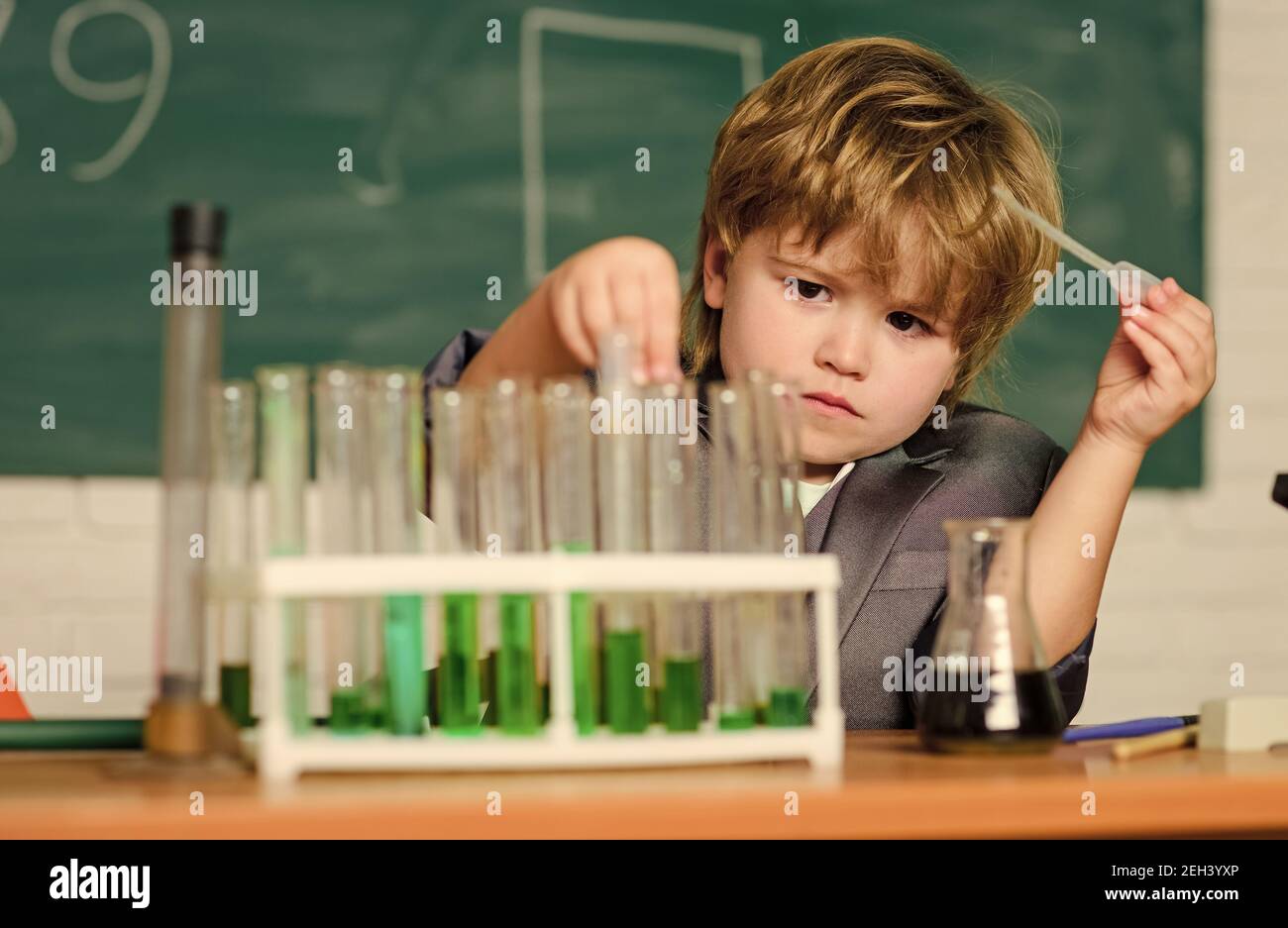 apprenez pour l'avenir. Biologie. Résultat. Concept médical. Petit enfant de génie. Petit garçon utilisant le microscope à la leçon d'école. Petit garçon étudier la chimie. Des médicaments en toute confiance. Banque D'Images