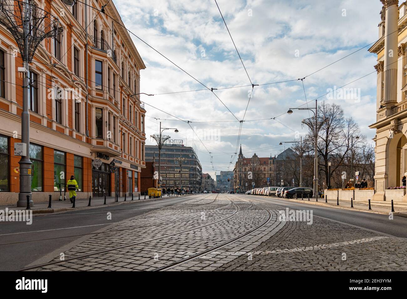 Wroclaw décembre 31 2019 rue de la ville avec des rails de tram entre opéra et maison de résidence Banque D'Images