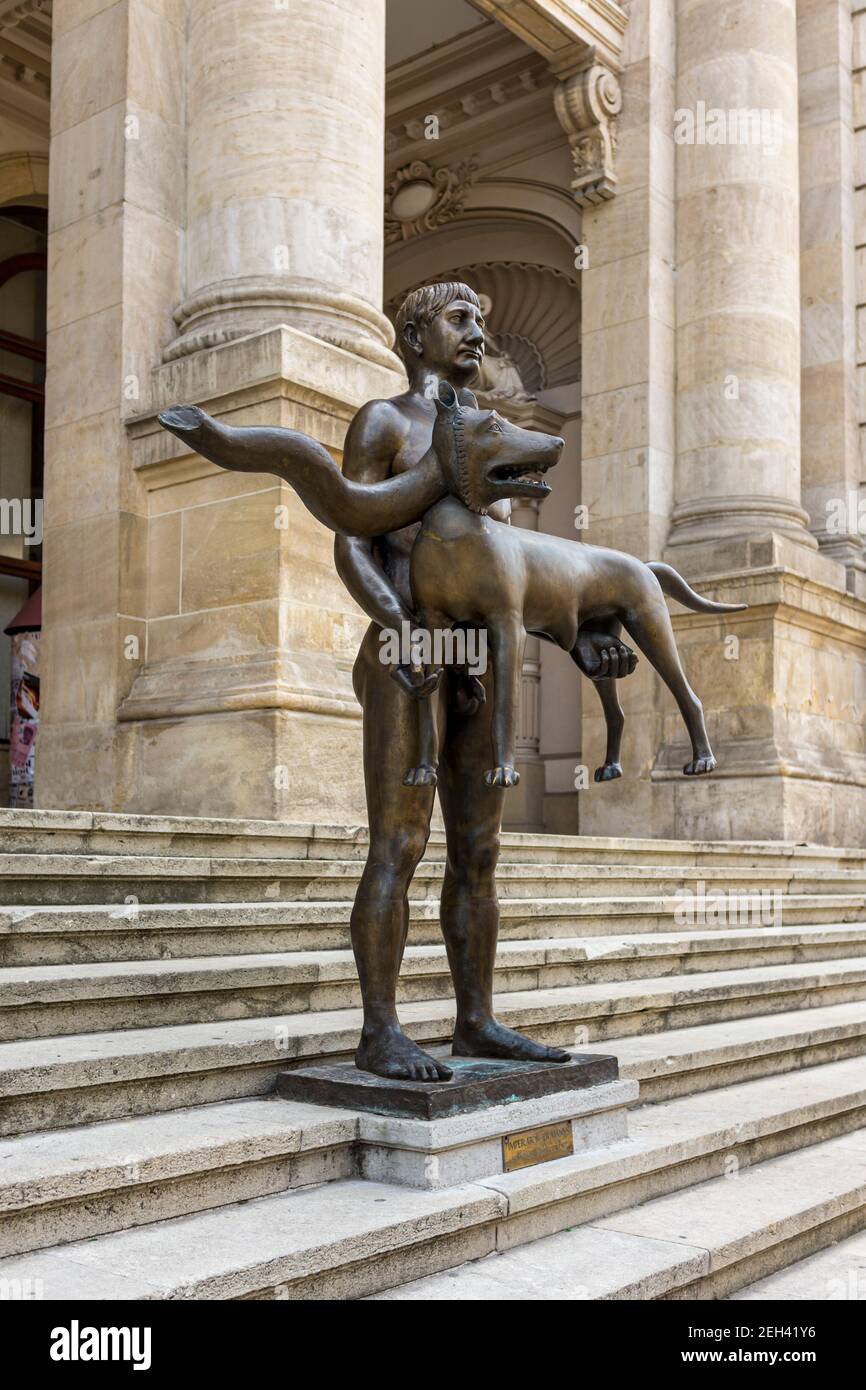 Statue de Trajan et de l'He-loup sur les marches du Musée national d'histoire roumaine à Buachrest, Roumanie Banque D'Images