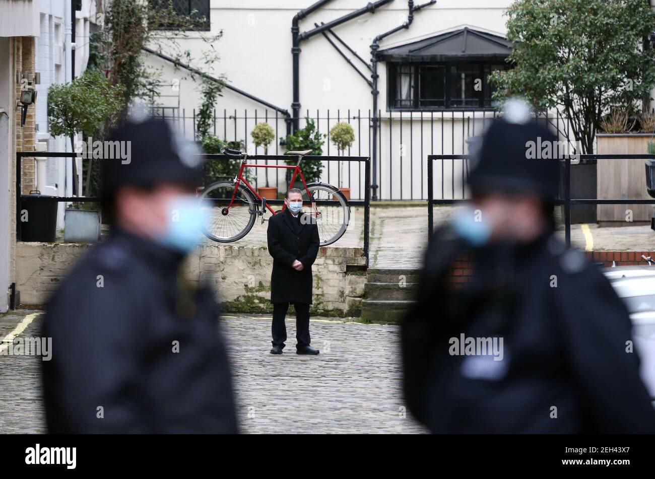 Londres, Angleterre, Royaume-Uni. 19 février 2021. Un agent de sécurité est vu par des policiers devant l'entrée arrière de l'hôpital du roi Edward VII où le duc d'Édimbourg, le prince Philip (99), a été admis mardi soir par mesure de précaution après s'être senti mal. Credit: Tayfun Salci/ZUMA Wire/Alay Live News Banque D'Images