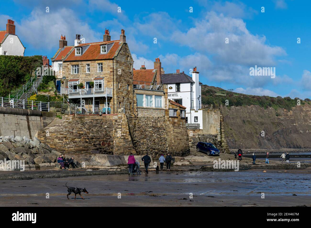 Maison sur Covet Hill surplombant la rive à marée basse, Robin Hood Bay, Yorkshire Banque D'Images