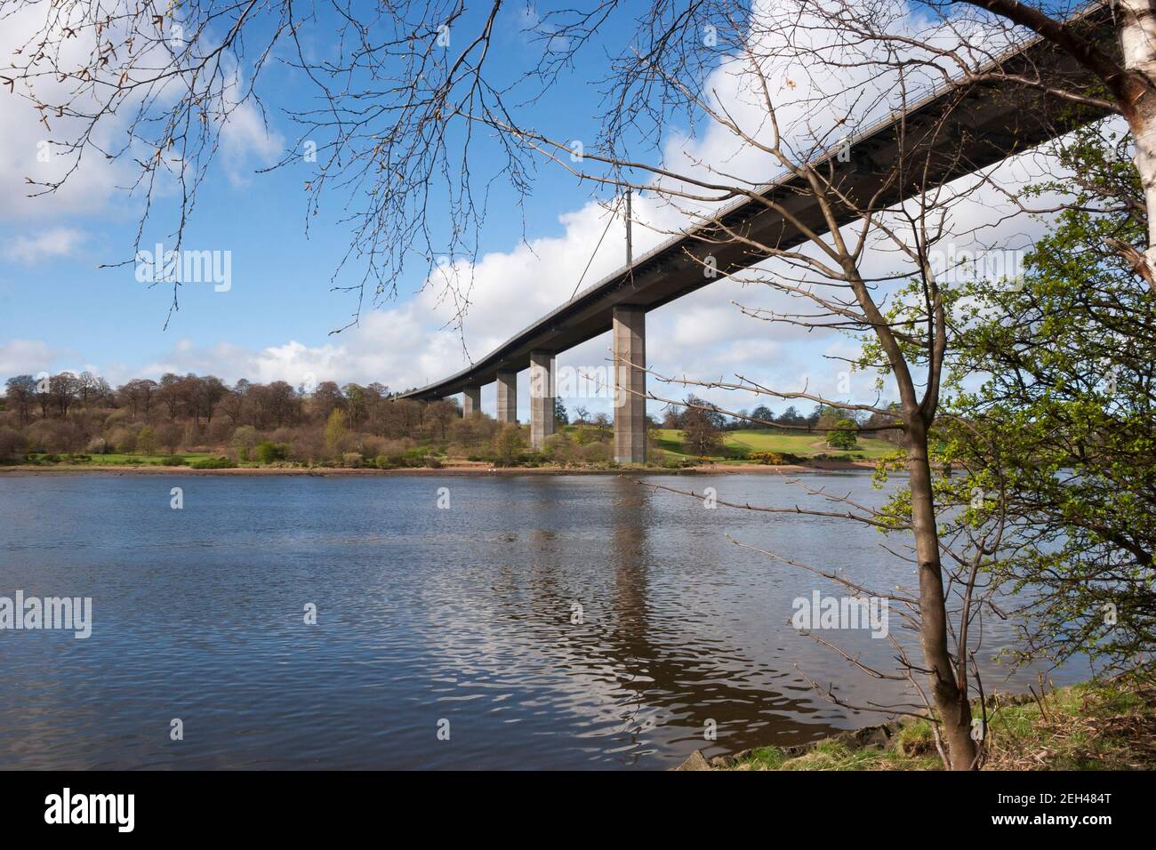 Pont Erskine au-dessus de la rivière Clyde, West Dunbartonshire, vue de dessous. Banque D'Images