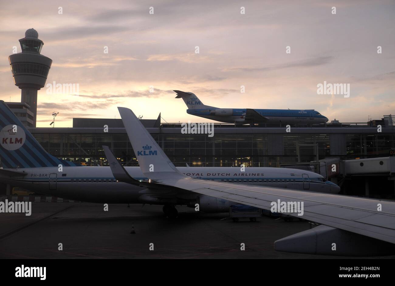 Avion sur le toit du terminal, Amstrdam, aéroport de Shipol, Hollande Banque D'Images