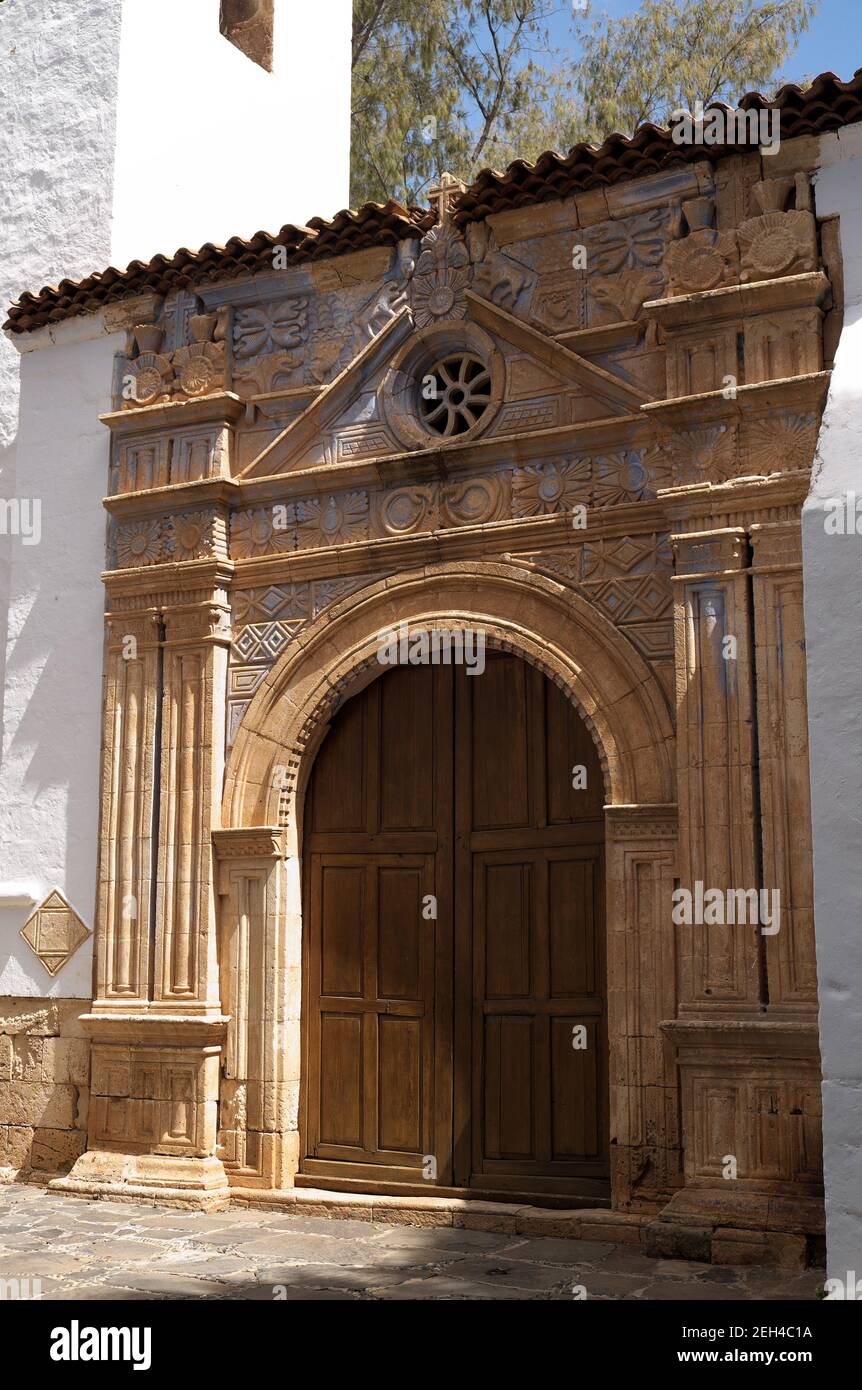 Façade de l'église avec sculptures aztèques, Pajara, Fuerteventura, îles Canaries, Espagne Banque D'Images