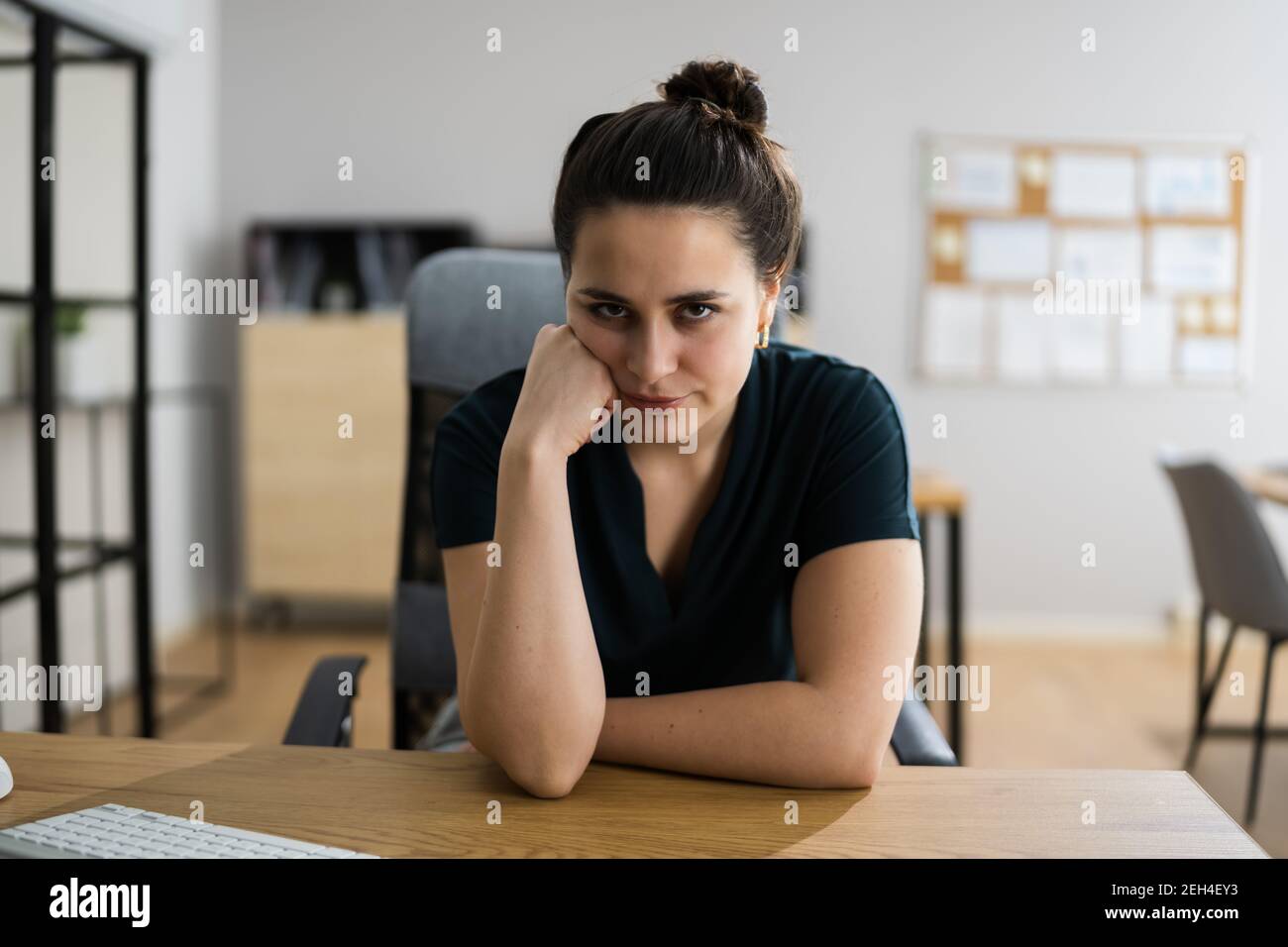 Femme stressée et ennuyée avec douleur au bureau Banque D'Images
