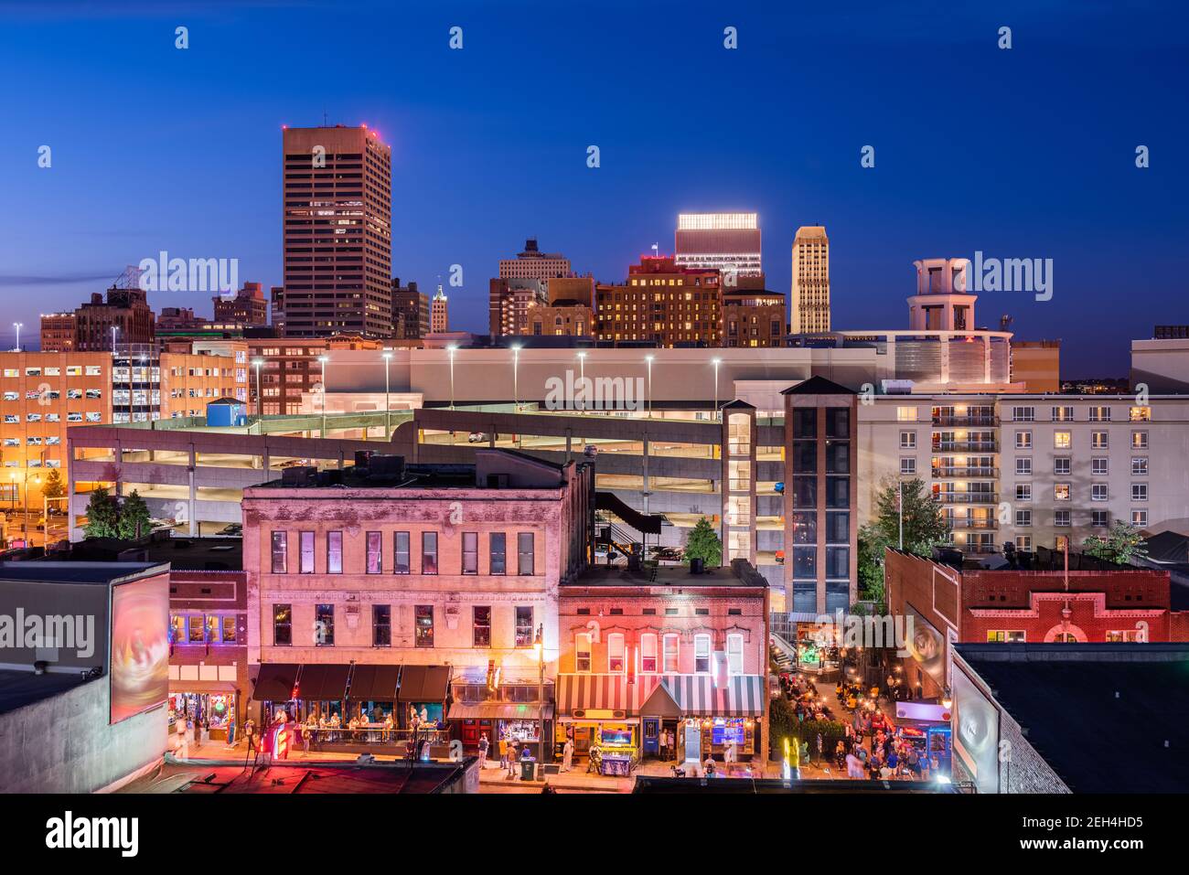 Memphis, Tennessee, États-Unis vue sur le centre-ville près de Beale Street la nuit. Banque D'Images