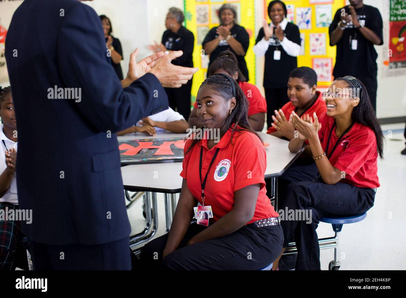 Le président Barack Obama applaudit un étudiant qui venait de lui chanter une chanson à la Dr. Martin Luther King Charter School à la Nouvelle-Orléans, en Louisiane, le 15 octobre 2009. Banque D'Images