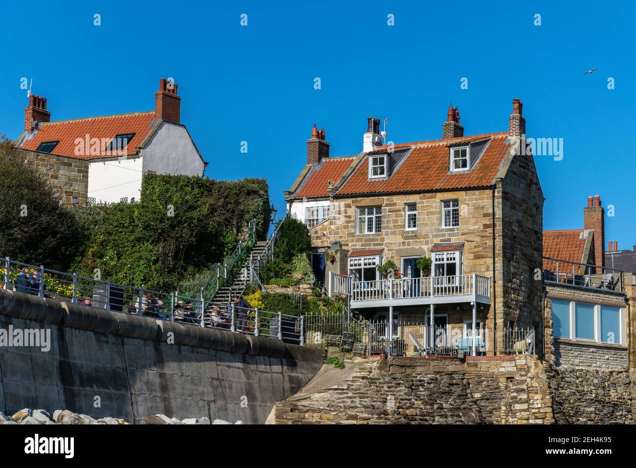 Maison sur Covet Hill surplombant la rive, Robin Hood Bay, Yorkshire, Angleterre Banque D'Images