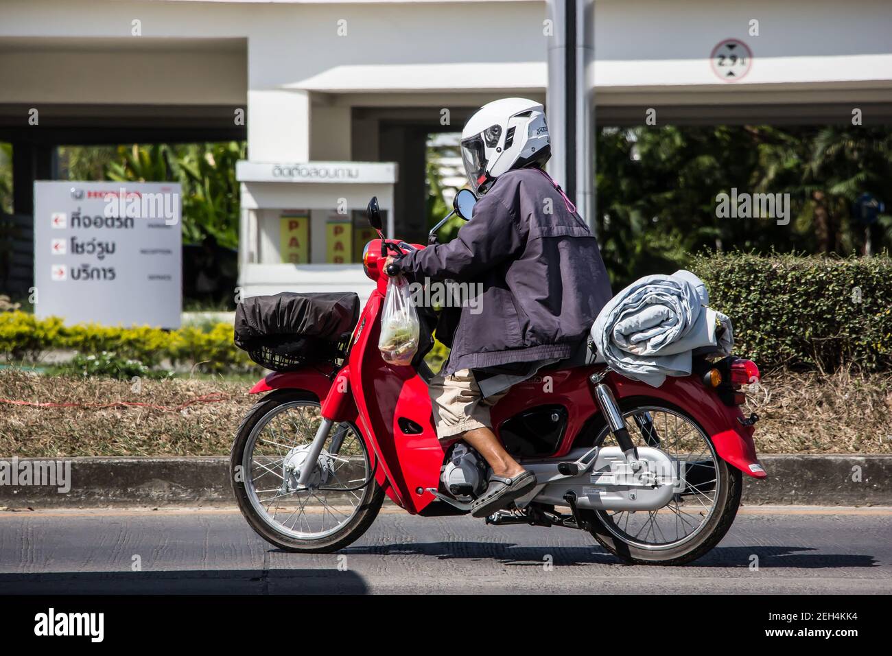 Chiangmai, Thaïlande - février 9 2021 : moto privée Honda Super Cub. Sur la  route n°1001, à 8 km du quartier des affaires de Chiangmai Photo Stock -  Alamy