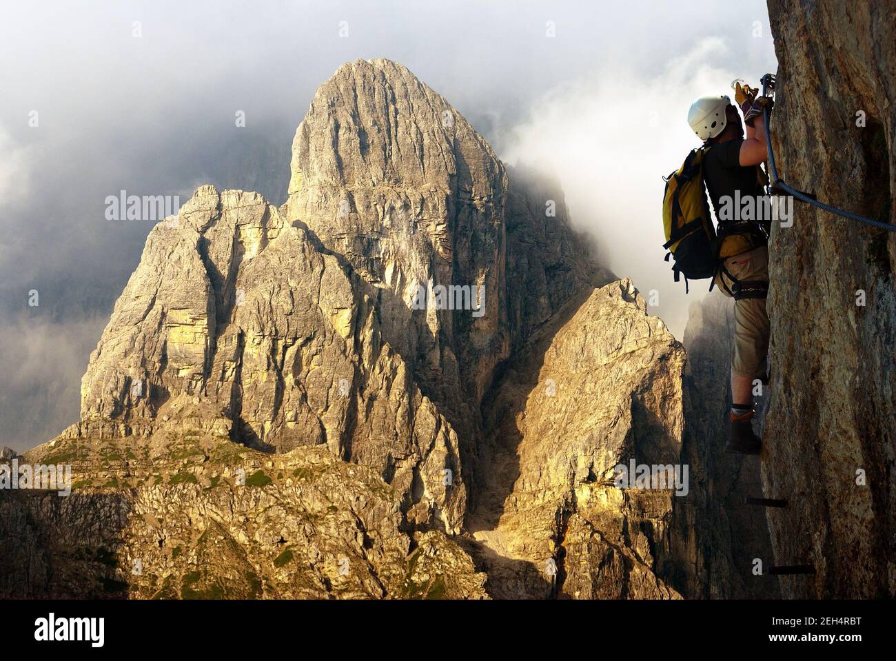 Grimpez sur la via ferrata ou klettersteig en Italie ou en Autriche dolomit - Dolomiti di Sesto ou Sextener Dolomiten Banque D'Images