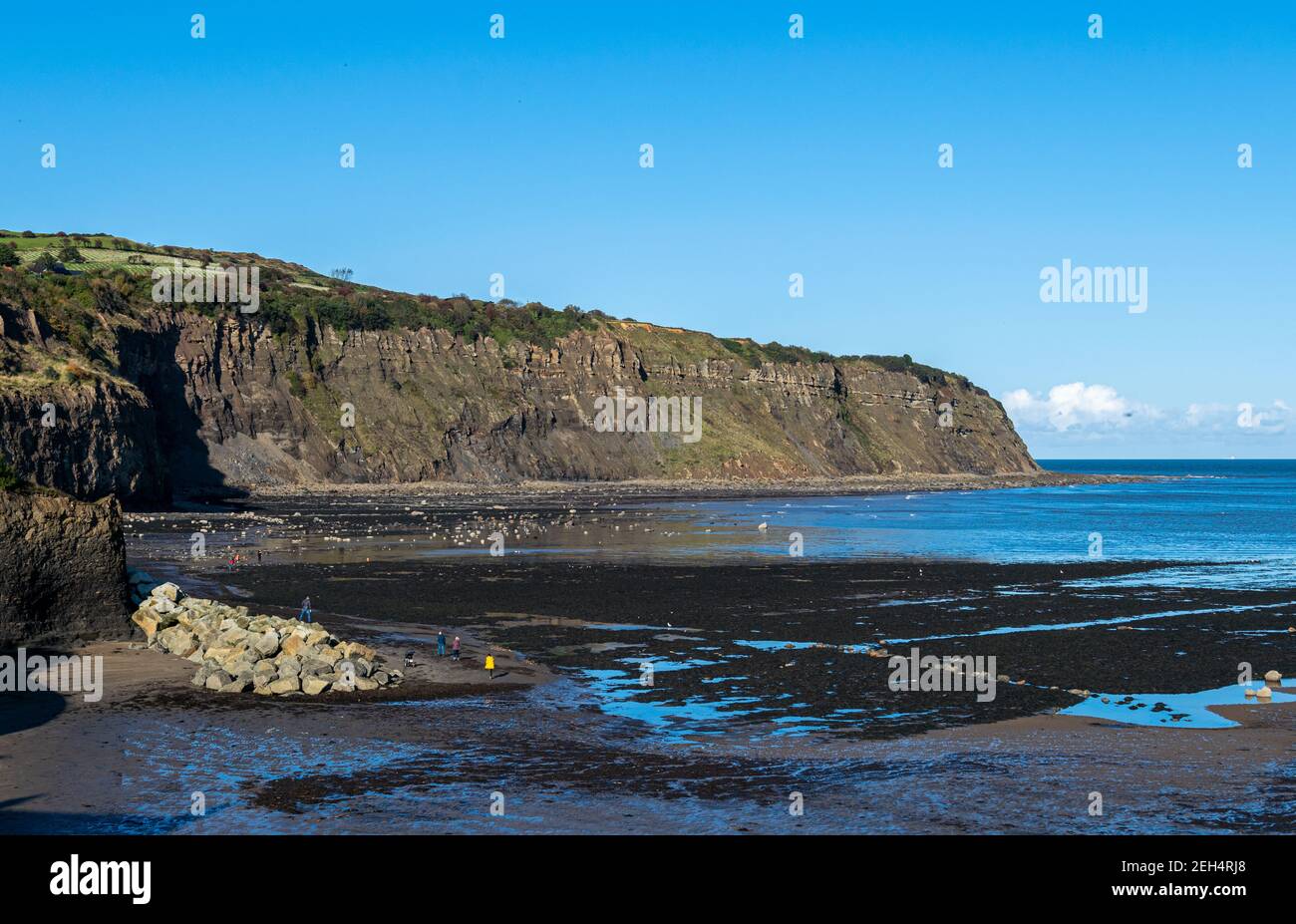 La plage de Robin Hood's Bay à marée basse, Yorkshire, Angleterre Banque D'Images