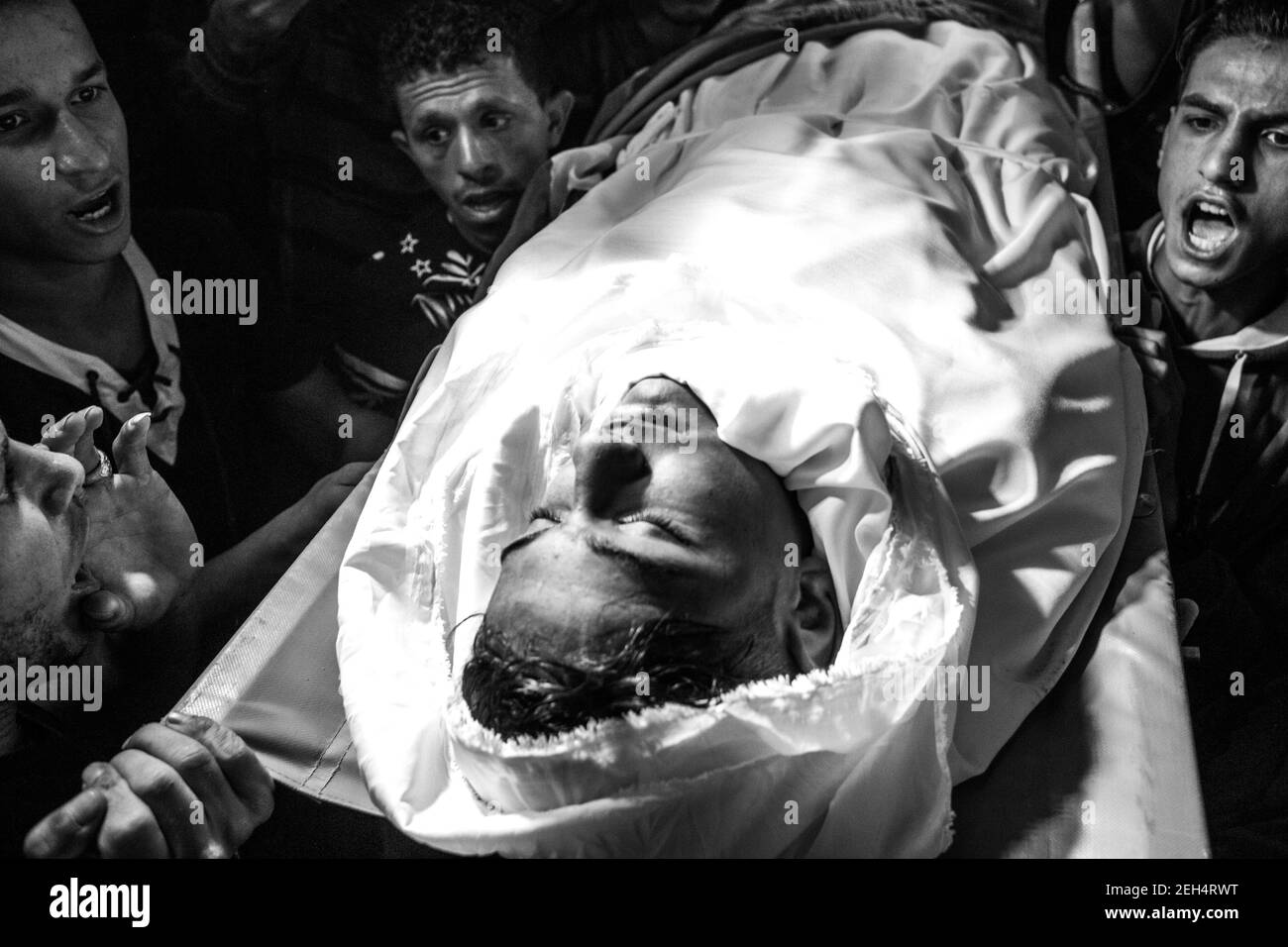 Des amis et des membres de la famille pleurent sur le corps de Jamal Affana (15 ans) après qu'il est mort d'une blessure par balle lors de manifestations vendredi dernier à la clôture frontalière de Gaza avec Israël le 13 mai 2018 à Rafah, à Gaza. Jamal a été tué vendredi par un sniper israélien alors qu'il participait aux manifestations. Pour les 1.9 millions de Palestiniens vivant dans la bande de Gaza, la vie est devenue une lutte quotidienne pour la nourriture, l'électricité et l'argent après 10 ans de blocus israélien dans la région. Jusqu'à présent, les manifestations ont causé la mort de 40 Palestiniens et plus de 1,700 blessés par le bras israélien Banque D'Images
