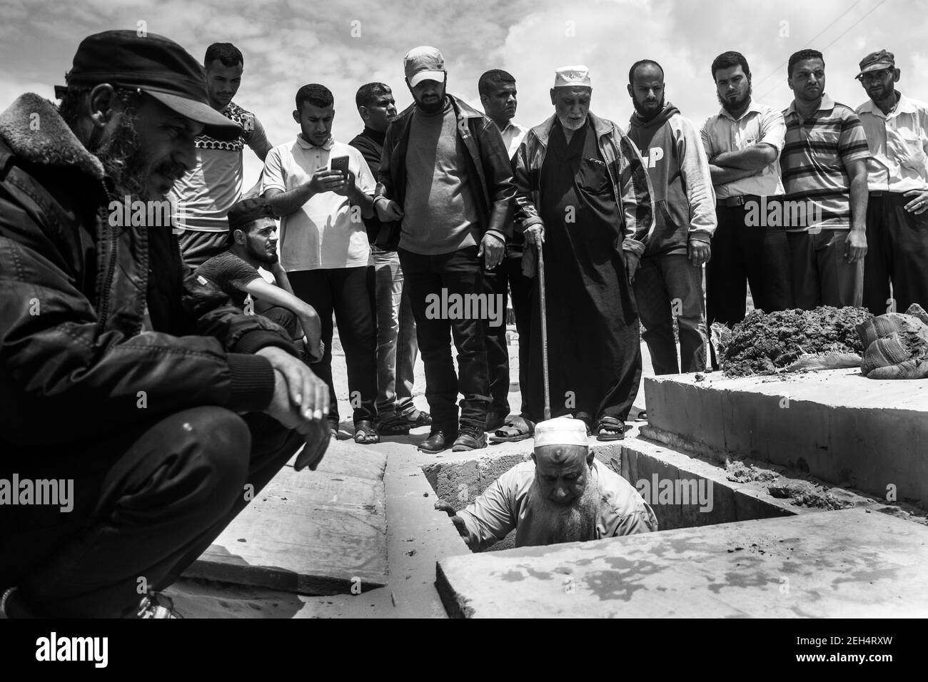 Enterrement de Jaber Salem Mustafa, un homme de 40 ans. Il est mort d'un tireur d'élite abattu dans la poitrine lors de la manifestation du vendredi 12 mai lors d'affrontements avec l'armée israélienne. Les tensions sont vives le long de la frontière entre Gaza et Israël après plus d'un mois de manifestations de masse hebdomadaires près de la barrière qui a fait 50 morts de manifestants palestiniens et plus de 1,700 blessés par des tirs de l'armée israélienne. Les dirigeants du Hamas à Gaza ont promis que les marches se poursuivront jusqu'à la levée du blocus israélien de dix ans du territoire. Des manifestations sont également attendues les 14 et 15 mai, le jour où les Palestiniens marqueront Yawm Banque D'Images