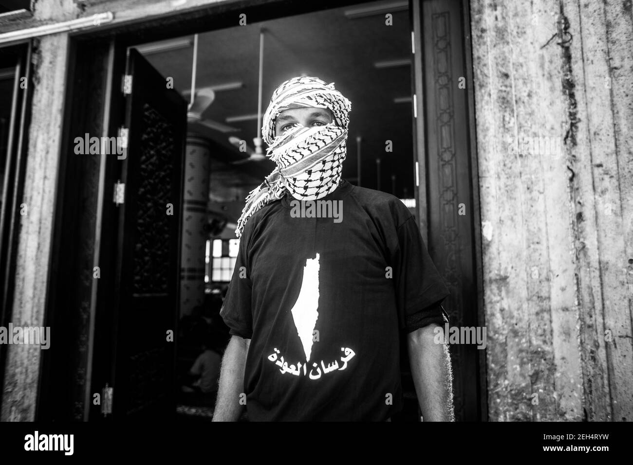 Un homme posant pour une photo avec une carte de la Palestine sur son T-shirt aux funérailles de Jamal Affana (15) est mort d'une blessure par balle lors de manifestations vendredi dernier à la clôture frontalière de Gaza avec Israël le 13 mai 2018 à Rafah, à Gaza. Jamal a été tué vendredi par un sniper israélien alors qu'il participait aux manifestations. Pour les 1.9 millions de Palestiniens vivant dans la bande de Gaza, la vie est devenue une lutte quotidienne pour la nourriture, l'électricité et l'argent après 10 ans de blocus israélien dans la région. Jusqu'à présent, les manifestations ont causé la mort de 40 Palestiniens et plus de 1,700 blessés par le Banque D'Images